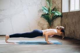 So sind auch yoga übungen für zuhause problemlos möglich. 15 Beste Ubungen Zum Abnehmen Fur Zuhause Ohne Gerate