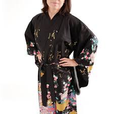 Pagina de entretenimiento destinada a amantes del tatuaje tradicional japones. Kimono Negro Tradicional Japones Para Mujer Utaojo Poemas Y Princesas Brillantes