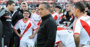 River jugaría luego una temporada en el nacional b y ascendería al año siguiente con matías almeyda que pasó de jugador a entrenador en los primeros días de julio de ese 2011 y con los regresos de. El Recuerdo Mas Triste De River Nueve Anos Del Descenso