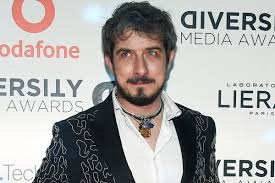 Intanto comunque per quanto riguarda la nuova edizione de la pupa e il secchione 2020, si sa ancora molto poco, sia su chi affiancherà ruffini nella conduzione, che da chi sarà composta la giuria del programma. La Pupa E Il Secchione 2020 Cast Presentatori E Location