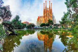 The basílica de la sagrada família, also known as the sagrada família, is a large unfinished roman catholic minor basilica in the eixample district of barcelona, catalonia, spain. Die Sagrada Familia á… Infos Und Tickets Urlaubsguru