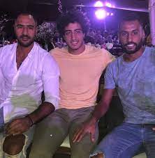 شادى محمد وزوجته حسام غالى وزوجته محمد بركات وزوجته حسنى عبد ربه وزوجته احمد حسن وزوجته اولاده عصام الحضرى وزوجته ابو تريكه واولاده حسام عاشور وزوجته محمد ابو العلا وزوجته محمد عبد المنصف وزوجته. Ù‚ØµØ© ØµÙˆØ± Ø­Ø³Ø§Ù… Ø¹Ø§Ø´ÙˆØ± Ø§Ù„Ø°Ù‡Ø¨ Ø§Ù„Ø°Ù‰ Ù„Ø§ ÙŠØµØ¯Ø£ ÙÙ‰ Ø§Ù„Ù‚Ù„Ø¹Ø© Ø§Ù„Ø­Ù…Ø±Ø§Ø¡ Ø§Ù„ÙŠÙˆÙ… Ø§Ù„Ø³Ø§Ø¨Ø¹