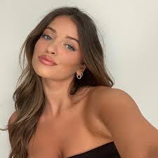 Casey Lindsay's Instagram, Twitter & Facebook