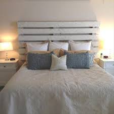 Une Tete De Lit En Palette Peinte Et Avec Motifs Pour La Deco D Une Chambre Cosy Campagne Chic Http Lit En Palette Tete De Lit Maison Tete De Lit Palette