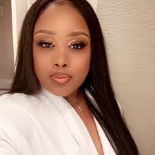 Shaina Lewis's Instagram, Twitter & Facebook