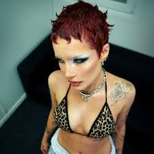 Kelly Schweigert's Instagram, Twitter & Facebook