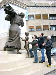 The Conga Funny Statues Fun With Statues Funny Meme Pictures