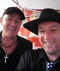 Eastenders star Shane Ritchie pops into Millport pub for karaoke session