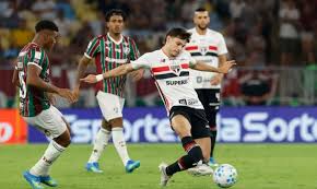 Fluminense vence S&atilde;o Paulo no Maracan&atilde; e encosta na lideran&ccedil;a do  Brasileir&atilde;o - O Chef&atilde;o da Not&iacute;cia