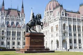 Rákóczi ferenc lovas szobra az egyetlen. Orszaghaz The Statues Of The Kossuth Square A Kossuth Ter Szobrai A Rakoczi Szobor A 6 Meter Magas Bronz Lovas Szobor 4 7 Meteres Sved Granit Talapzaton All A Muvesz Barokk