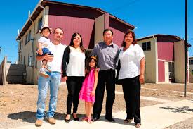 Se ofrece amplia casa en colina , población centenario , con excelente conectividad, muy cerca de colegios, jardines infantiles, locomoción colectiva hacia santiago, locales comerciales y supermercados. Subsidios Para Familias De Sectores Medios D S 1
