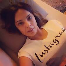 Yeni bir anlaşma arifesinde olduğu öğrenilen şarkıcı, can tanrıyar'la üç saat boyunca sohbet etti. Unlulerin Makyajsiz Halleri