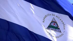 La bandera nicaragüense tiene tres franjas horizontales (dos azules, arriba y abajo) con el escudo nacional en el centro, en la franja blanca. Nicaraguenses Exigen Justicia Y Libertad Al Aproximarse El Dia De La Bandera Nacional