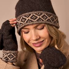 Mindful Making, Thoughtful Gifting 🎁 'Mindful Making, Thoughtful Gifting',  a collection of small enjoyable patterns to knit and crochet from Chloe  Thurlow and Anna Hull. From hats and mitts to cushions and