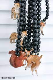 Viel mehr braucht es nicht, um eine wunderschöne kette selber zu basteln. Diy Schleich Kette Miriweber Ch Kreativ Diy Food Familien Travel Blog Und Fotografin Aus Der Schweiz