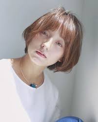 フェミニン 時々 クール 大人の魅力あふれる 甘辛ショートボブ ヘアカタログ キナリノ ボブ ヘアスタイル ショートボブ