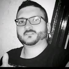 Puedo ser fea, pero: Yo uso los 4 puertos USB 🔌 Te contesto en 3 segundos  Escribo notas lindas con tus almuerzos ✏️ Dividí la cuenta 50/50