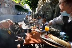 Mis en ligne le 19/05/2021 à 09:03. Emmanuel Macron Sips Coffee As France Reopens Cafes