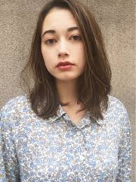 リラクシーミディアム 前髪なしヘア ハイライト morio成増3号店 ストレートミディアムヘア 毛先だけ少し動きをつけてヘルシーな印象に はっきり見えるハイライトがストレートスタイルでも映えるのでオススメです ストレート 前髪 秋 ヘアスタイル 前髪なし ヘア