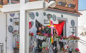 El hecho de que esta jornada sea lunes y el cielo y la temperatura no acompañe han reducido la. Asi Sera El Dia De La Cruz En Granada Del Concurso De Balcones A Los Trajes De Gitana Ideal