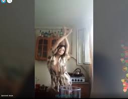 Сексуальная девушка в халате светит грудью periscope перископ