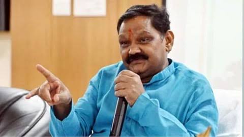 आदिवासी वसतिगृहातील वयोमर्यादा हटवली