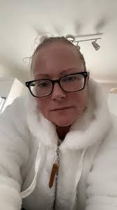 Deana Wallace's Instagram, Twitter & Facebook