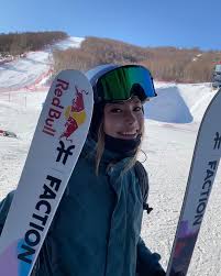 Eileen gu (sinh năm 2003) là vận động viên trượt tuyết tài năng. Eileen Gu Eileen Gu Instagram Photos And Videos March Of The Penguins Instagram Photo And Video