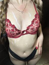 ブラジャーに完璧な射精