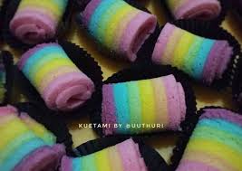Sebenarnya, cara membuat bolu gulung kukus sendiri tak terlalu sulit dan rumit. Resep Bolu Gulung Kukus Rainbow Mini Oleh Uuthuri Cookpad