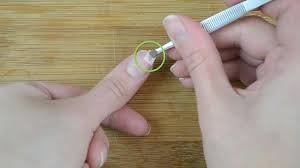 einen eingerissenen nagel reparieren reparieren herbst nagellack runde nagel