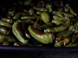 Peperone rosso dal frutto molto pesante, allungato e partito a tre o quattro lobi. Peperoncini Verdi Al Forno