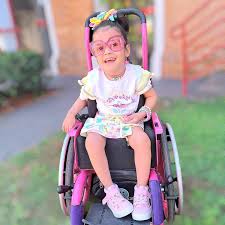 ⚠️Cuidado⚠️ Não amasse cópia única da mamãe. Passando aqui com muito estilo  e conforto para alegrar o seu dia. Lookinho @kukieoficial Acessórios  @mallulacos Tênis @tenisblitzzkids