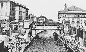 Via Melchiorre Gioia Il Naviglio Martesana Con Bagnanti E A Destra Le Cucine Economiche Realizzate Nel 1883 Milan City Milan Italy Milan