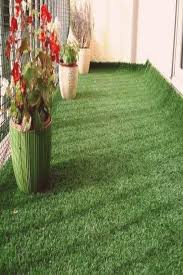 Installer Une Pelouse Artificielle Sur Son Balcon In 2020 Artificial Turf Artificial Lawn Small Garden