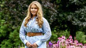 Wie staat daar tussen ivo niehe en koningin máxima? Amalia In De Tv Kantine Maar Wie Zit Er Onder Die Blonde Lokken Linda Nl