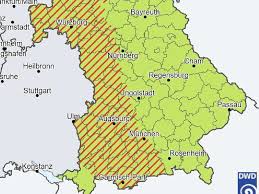 Der dwd warnt zudem vor bundesweit auftretenden starken bis stürmischen böen. Wetter Unwetter In Bayern Hinterlasst Spuren Neue Gewitter Und Hagel Bayern