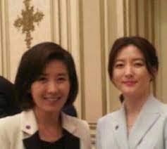 나경원 이 초선 의원이었던 2004년, 주한일본대사관 에서 일본 자위대 창설 기념행사가 열렸다. ë‚˜ê²½ì› ì„±í˜•ì „ ë¦¬ì¦ˆ