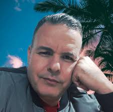 طرق العرض القديمة مابقتش تناسبك وصعبة عليك؟ دلوقتي مع جهاز "تاكت".. كل  مشاكل عرض الاجتماعات والشرح هتتحل بجهاز واحد! ☝️ تاكت هيحوّل أي "شاشة" أو  "مساحة عرض بروجيكتور" إلى مساحة عرض تفاعلية