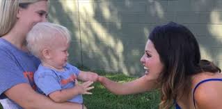 Bebê de 1 ano abraça mulher após ver que tem mesma anomalia