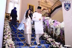 Kenali putera putera raja pahang yang tampan astro awani. Warisan Raja Permaisuri Melayu Istiadat Pertunangan Dan Pernikahan Yam Tunku Tun Aminah Dan Dennis Muhammad