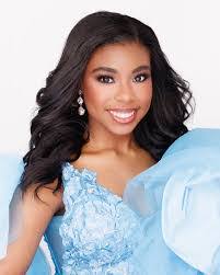 Kelli Hamilton's Instagram, Twitter & Facebook