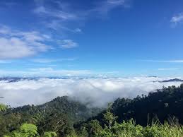 Gunung peninjau (3,471) 6 di sebelah utara puncak, menyaksikan deretan banjaran titiwangsa. Banjaran Titiwangsa