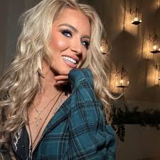 Holly Williams (@IAMHOLLYMICHELLE) • Facebook