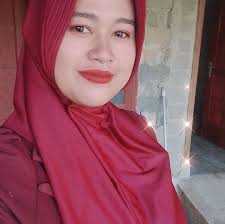 ANAK TUKANG CUCI PIRING 2 "Imas? Imas siapa, Azzam?" kata Pak Suryana  membuat beberapa orang menolehku, termasuk Ibu. "Ya Imas putrinya Pak  Muslihin, Pak. Bukan Neneng." Kang Azzam menjawab dengan ekspresi wajah