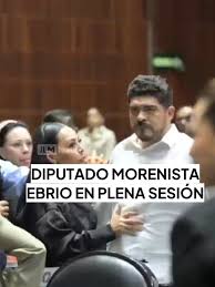 ¡Saluuuud! , ¿Cómo ven a este diputado? , Es Zenyazen Escobar, fichita de  legislador morenista por Veracruz. Estaba hasta las 'manitas' en plena  sesión. Incluso le dijo a un diputado 