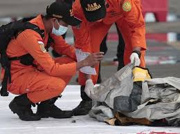 A passenger airplane crashed in the java sea in indonesia on saturday and search and rescue 9, 2021, after the boeing aircraft went missing. Indonesia Plane Crash Rescuers Pull Out Body Parts Debris From Java Sea Business Standard News