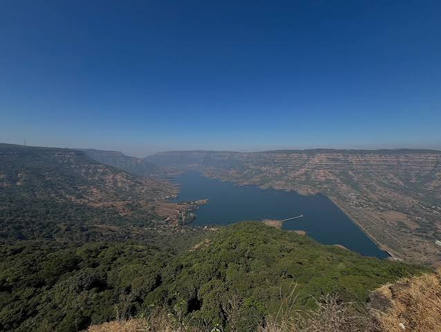 महाबळेश्वर इ.स. १८२० च्या सुमारास पीटर लॉडविक या ब्रिटिश अधिकाऱ्याने महाबळेश्वर परिसराचा शोध लावून त्याची ओळख जगासमोर करून दिली. यानंतर इ ...
