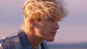 Machine gun kelly had teased his fans that he'd shaved his head for the upcoming music video of papercuts, and in the opening shot it looks like he's made good on his promise. Machine Gun Kelly Morecore De Alle Infos Zum Rapper Musiker