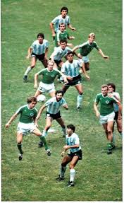 El zaguero no contaba con ningún gol en la albiceleste, sin embargo, le tocó convertir, de cabeza. Argentina Vs Alemania Mundial De Mexico 1986 Seleccion Argentina De Futbol Fotos De Futbol Insignias De Futbol